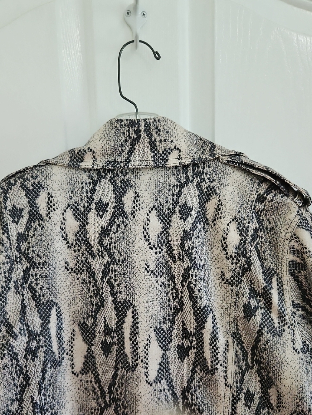 Jennifer Lopez Snake-Print Faux Leather Cropped Jacket - Picture 3 of 16